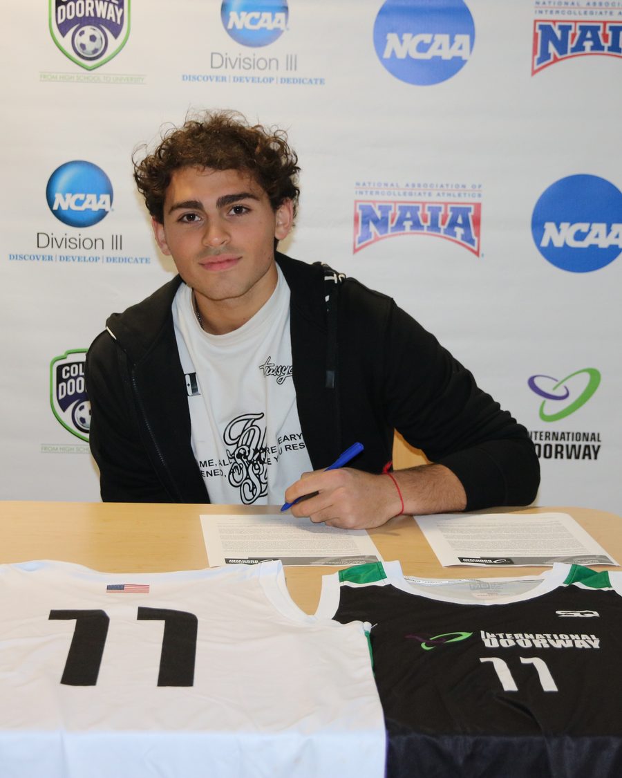 Toto Moyano firmando con una universidad